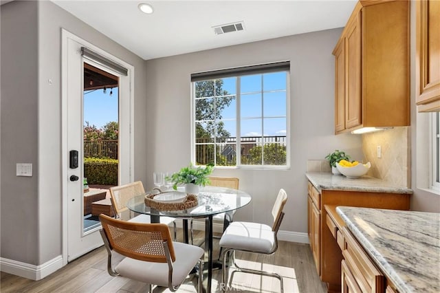 7 Sachem Way, Ladera Ranch, CA 92694 - dining area with light wood finished floors and recessed lighting