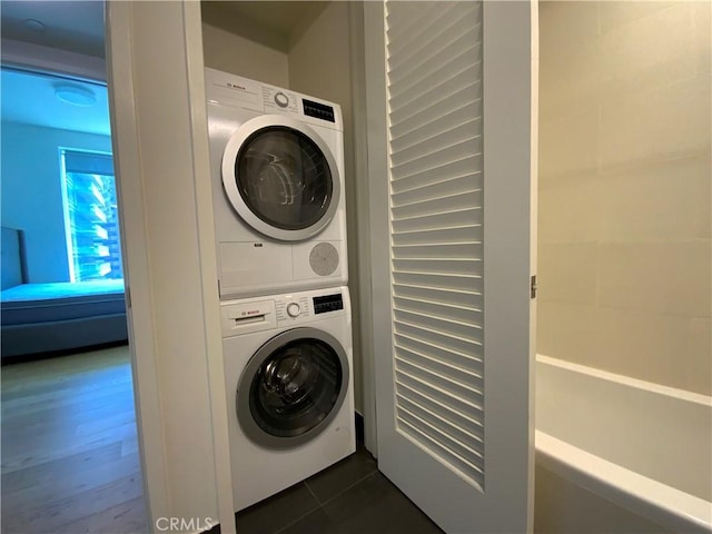 889 Francisco St Unit 1105, Los Angeles, CA 90017 - laundry area with stacked washer / dryer