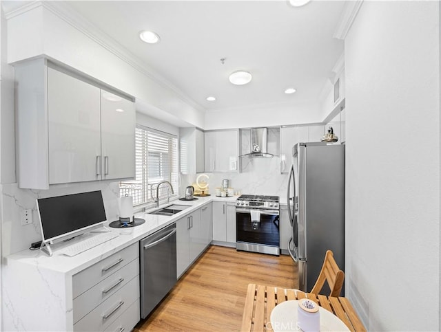 565 E San Jose Ave Unit 204, Burbank, CA 91501 - kitchen with stainless steel appliances, crown molding, modern cabinets, backsplash, and light wood-style floors