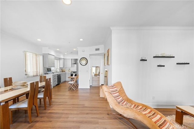 565 E San Jose Ave Unit 204, Burbank, CA 91501 - dining space with crown molding, light wood finished floors, and recessed lighting