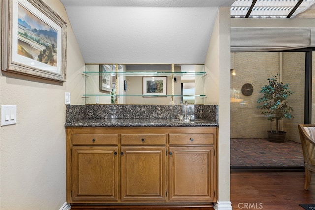 1610 Via Estrella, Pomona, CA 91768 - indoor wet bar with dark wood finished floors and vaulted ceiling
