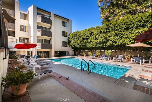 5440 Lindley Ave Unit 310, Encino, CA 91316 - community pool featuring a patio area