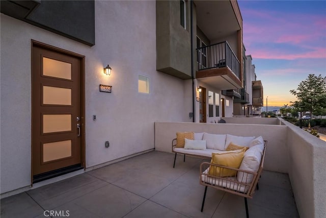 27554 Sparrow Ct, Valencia, CA 91381 - balcony at dusk featuring outdoor lounge area