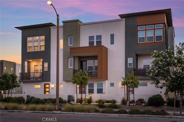 27554 Sparrow Ct, Valencia, CA 91381 - view of property at dusk