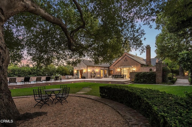 1370 Hillcrest Ave, Pasadena, CA 91106 - view of property's community featuring a deck