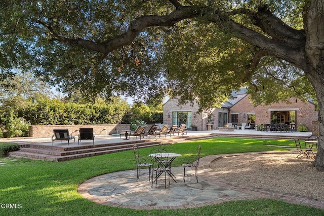 1370 Hillcrest Ave, Pasadena, CA 91106 - view of grassy yard featuring a patio area
