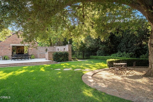 1370 Hillcrest Ave, Pasadena, CA 91106 - view of yard featuring a patio