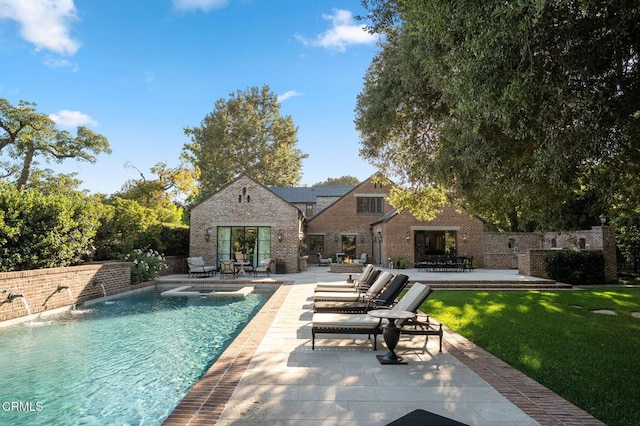 1370 Hillcrest Ave, Pasadena, CA 91106 - view of swimming pool featuring a patio area, a pool with connected hot tub, and a lawn