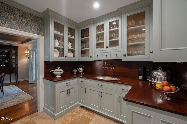 1370 Hillcrest Ave, Pasadena, CA 91106 - bar area with a sink and crown molding