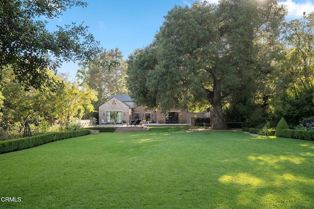 1370 Hillcrest Ave, Pasadena, CA 91106 - view of green lawn featuring a patio area