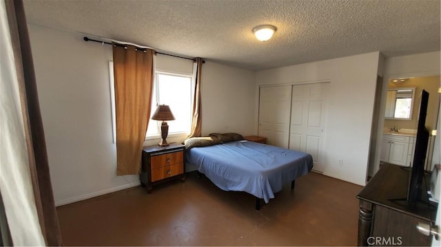 1729 N Deer Trl, Landers, CA 92285 - bedroom featuring a textured ceiling and a closet