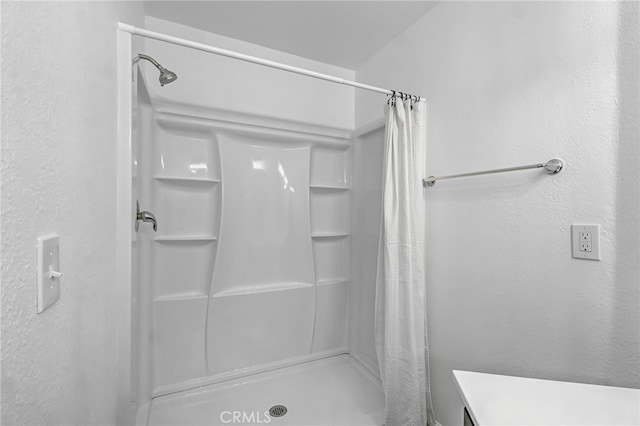 1534 Princeton Ave, Madera, CA 93637 - bathroom featuring curtained shower and a textured wall