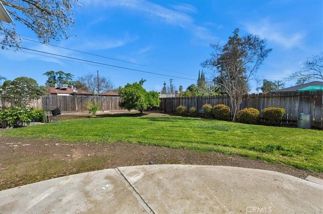 404 W Robinson Ave, Fresno, CA 93705 - fenced backyard with a patio