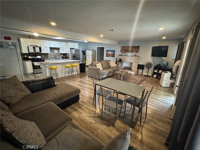 7518 Beckford Ave, Reseda, CA 91335 - photo 4