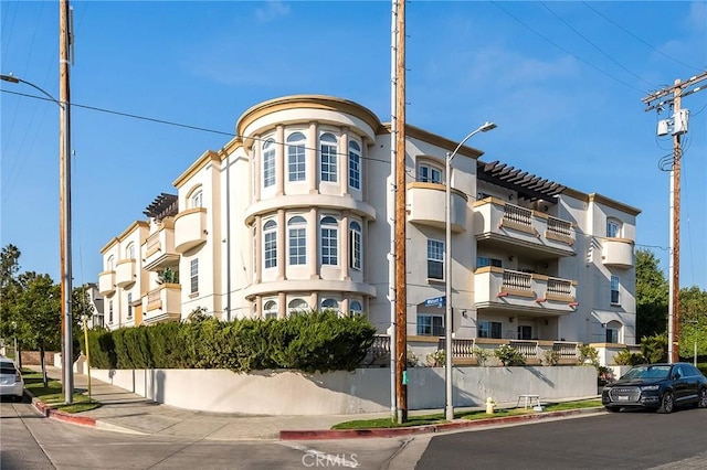 4832 Whitsett Ave Unit 305, Valley Village, CA 91607 - photo 2
