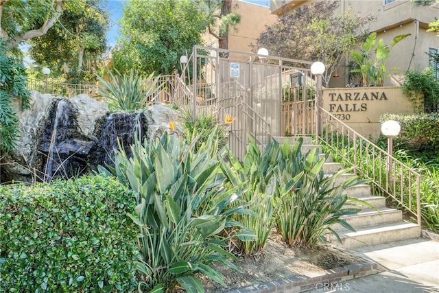 18730 Hatteras St Unit 49, Tarzana, CA 91356 - photo 2