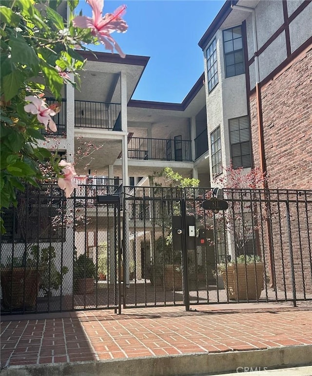 811 N Columbus Ave Unit 18, Glendale, CA 91203 - photo 1
