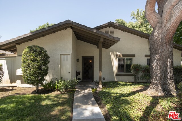 view of front of property featuring a front lawn