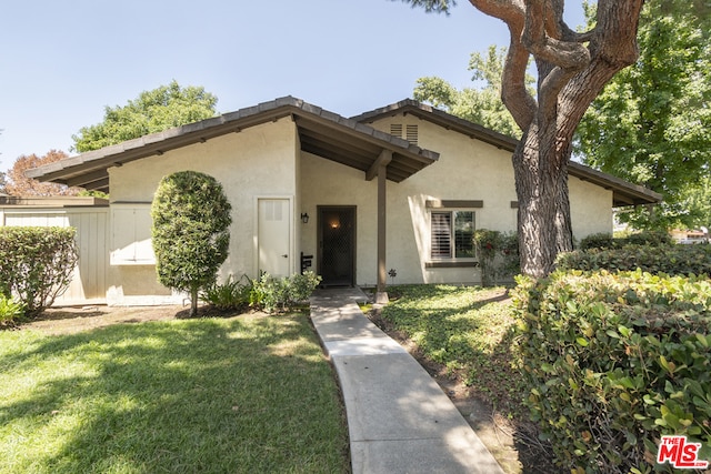 view of front of property with a front lawn