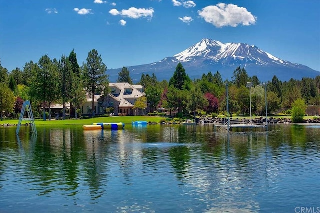 water view with a mountain view