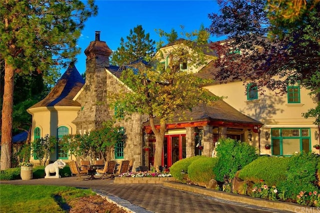 view of front facade featuring a patio