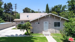 view of front of home with a front lawn