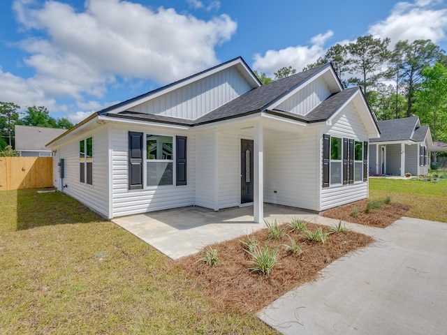 view of front of property with a front yard