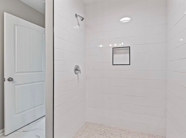 bathroom featuring a tile shower