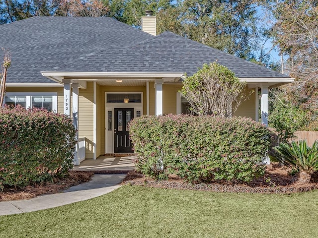 view of front facade with a front lawn