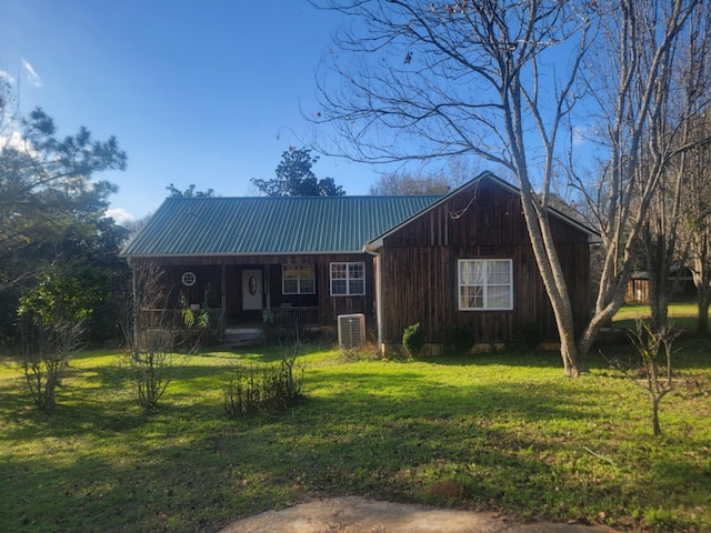 view of front of home featuring a front yard and central AC unit