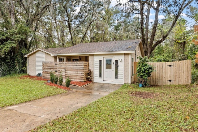 view of front of property featuring a front yard