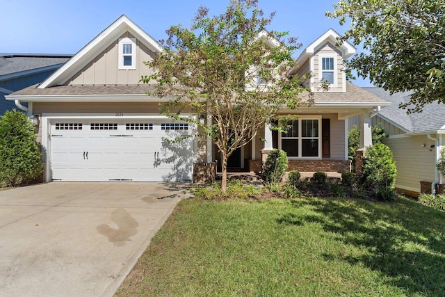 craftsman-style house featuring a front yard