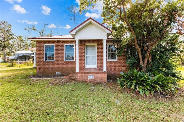 bungalow featuring a carport and a front lawn