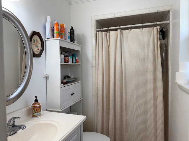 full bathroom featuring vanity, a shower with shower curtain, and toilet