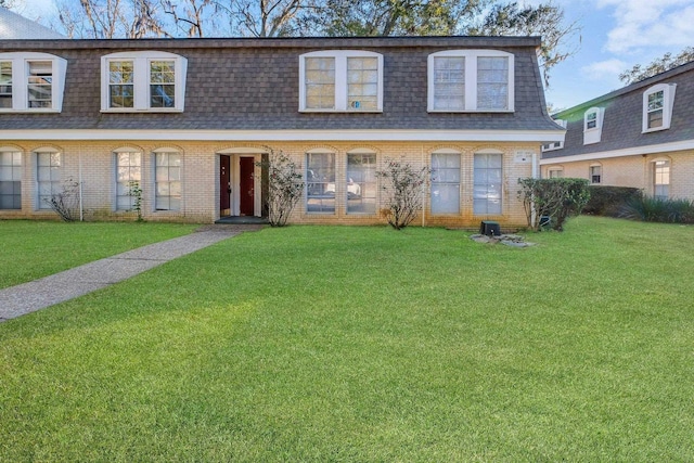 view of front facade with a front yard