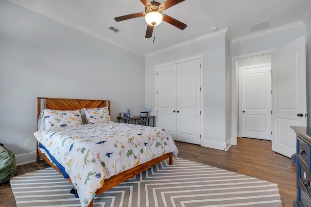 bedroom featuring dark hardwood / wood-style flooring, ornamental molding, a closet, and ceiling fan