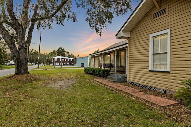 view of yard at dusk