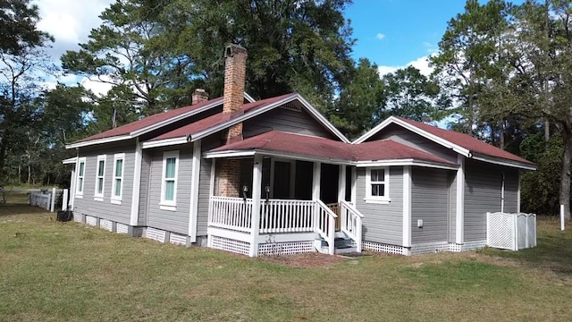 view of front of property featuring a front yard