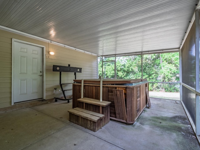 sunroom / solarium featuring a jacuzzi