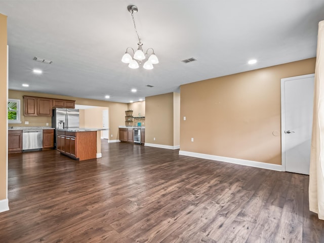 kitchen with visible vents, stainless steel appliances, an inviting chandelier, and open floor plan