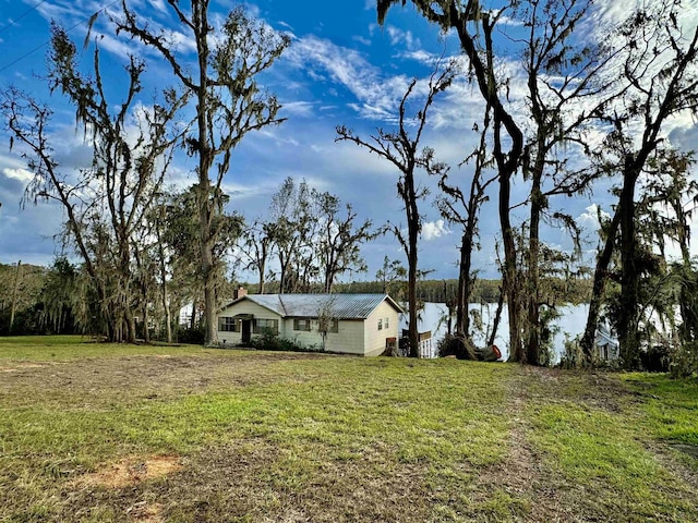 view of yard featuring a water view