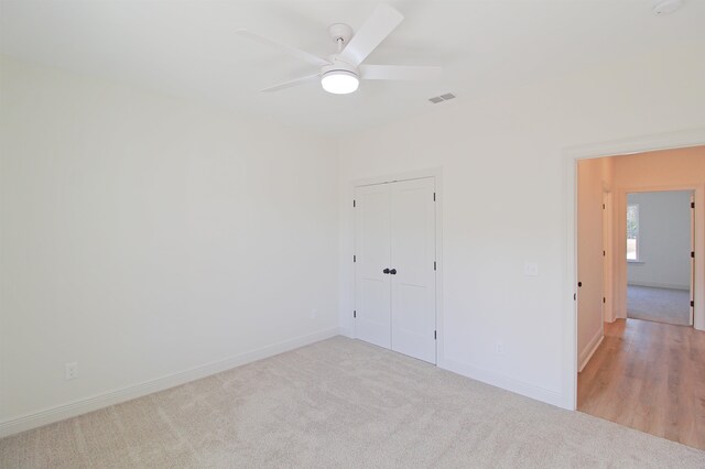 carpeted empty room featuring ceiling fan