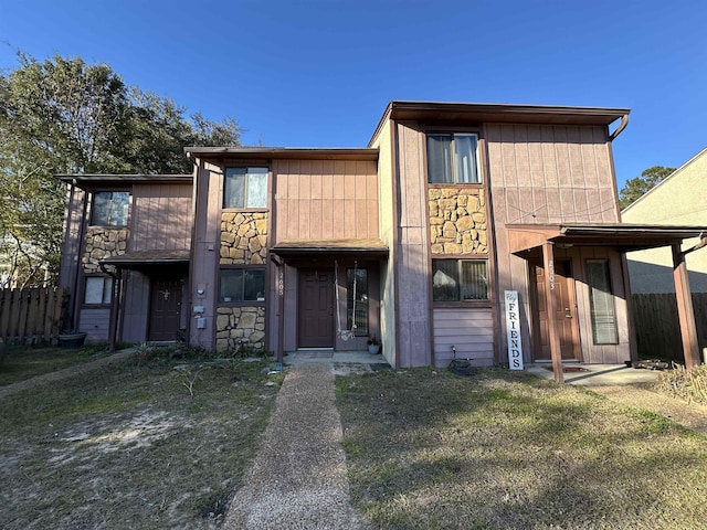 view of front of house featuring a front yard