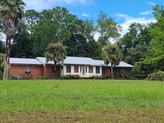 ranch-style house featuring a front lawn