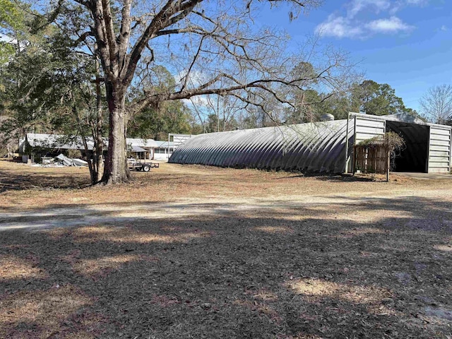 view of yard featuring an outdoor structure