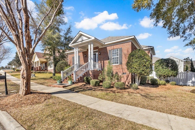 view of front facade featuring a front lawn