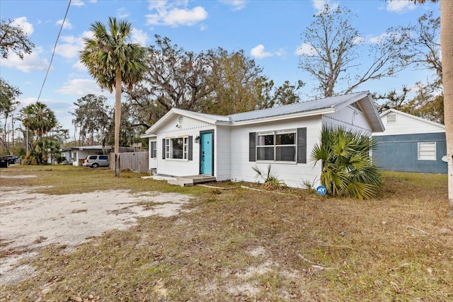 view of front of house featuring a front lawn