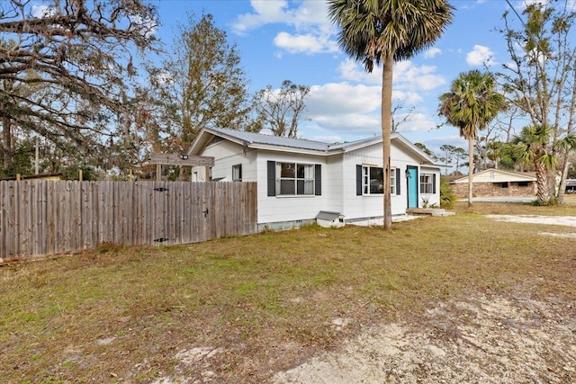 view of front of house featuring a front yard