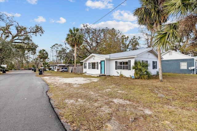 view of front of home featuring a front lawn