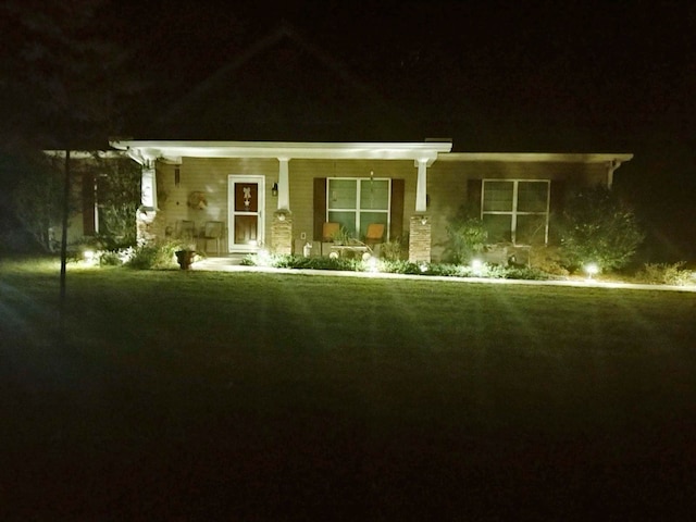 view of front of house featuring a yard